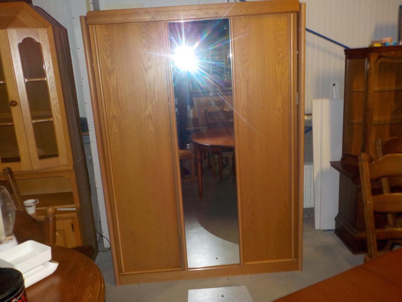 Mooie kwaliteit kleerkast blank eiken in goede staat . met 3 schuifdeuren