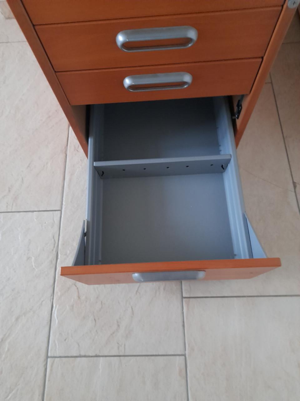 Ladenkast voor onder bureau (in goede nette staat )