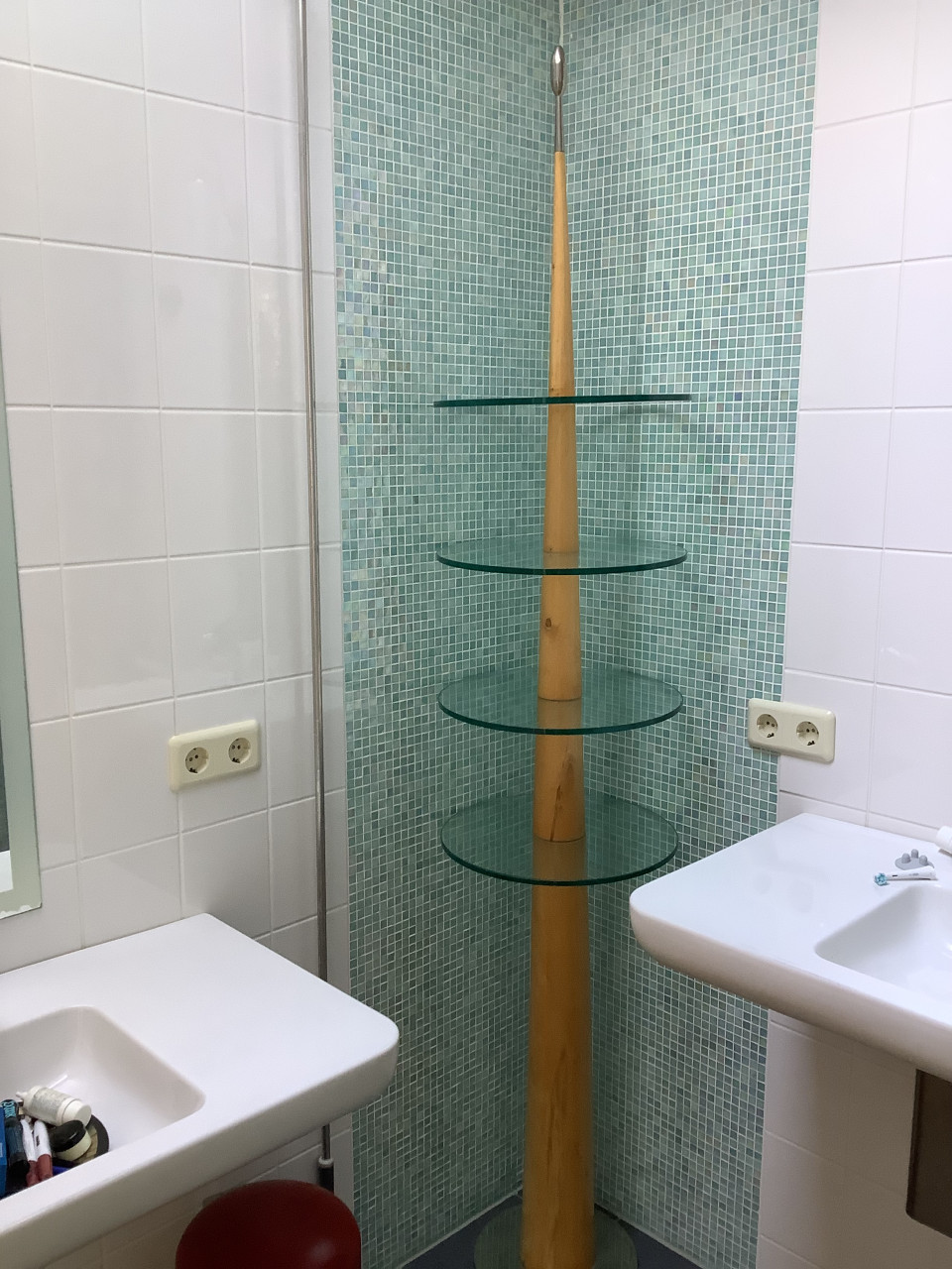 Houten paal met glazen platen