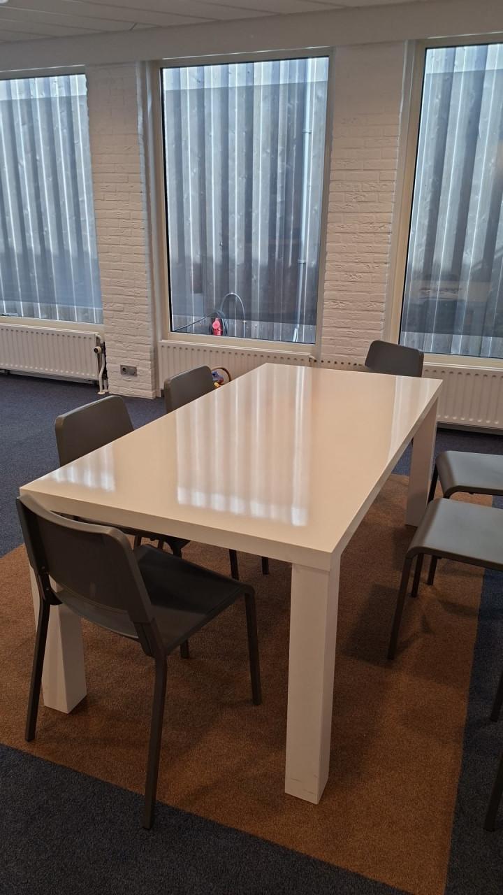 Te koop witte tafel MORGEN AF TE HALEN VOOR 16:00 UUR