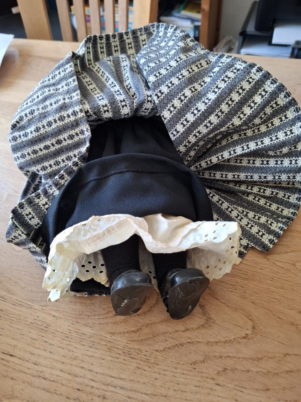 Pop in klederdracht, 42cm hoog. Voor de liefhebber!