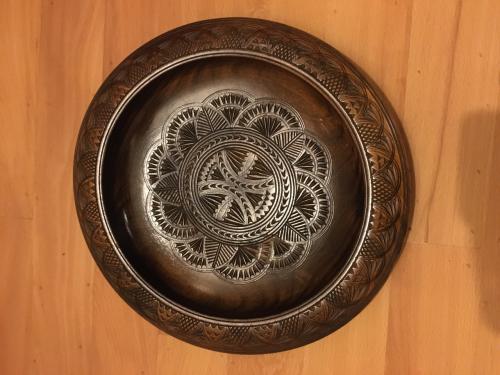 Houten sierbord, Spaans houtsnijwerk Ziet er mooi uit! Diameter: 28 cm.