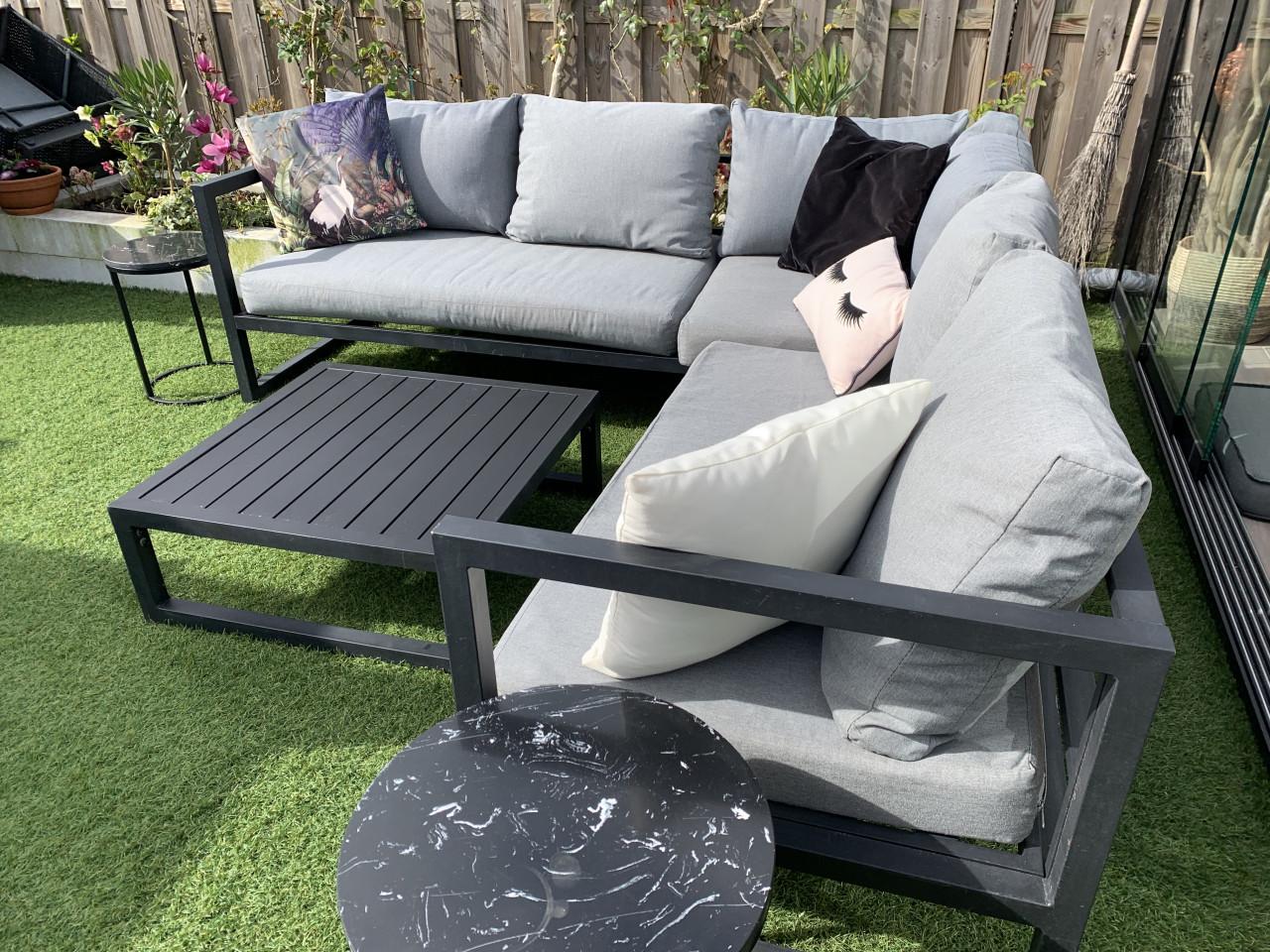 Loungset zwart Alminium met grijze kussens, en 3 tafels