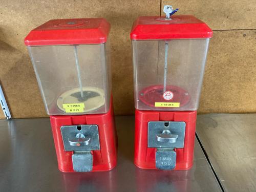 Twee oude kauwgombal automaten samen voor 75 euro.