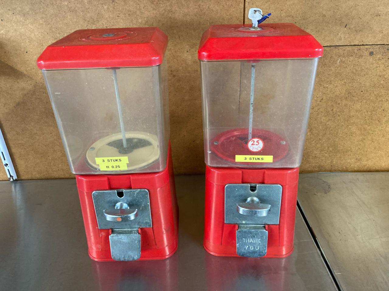 Twee oude kauwgombal automaten samen voor 75 euro.