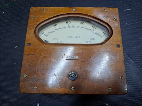 Antieke voltmeter