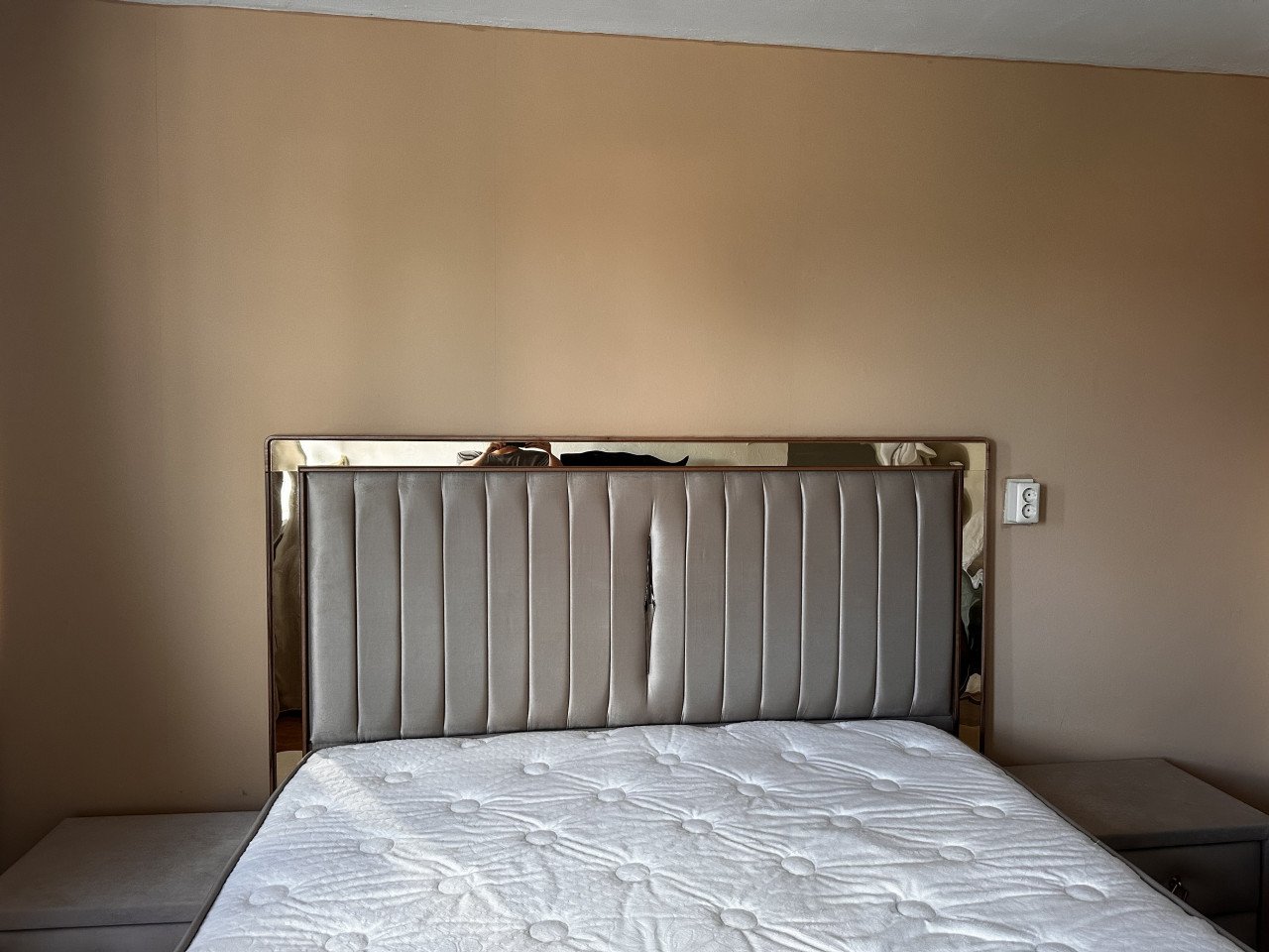 Boxspring Tweepersoons bed  maar 2 jaar oud + nachtkastjes + voetbank
