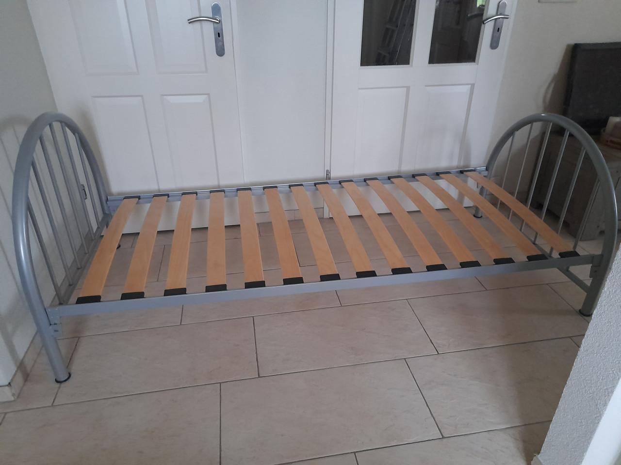 Mooie metalen 1 persoons bed 90 x 200 (in goede nette staat)