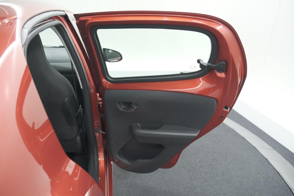 Peugeot 108 1.0 e-vti allure | camera | climate control | dab+ | 15 inch li