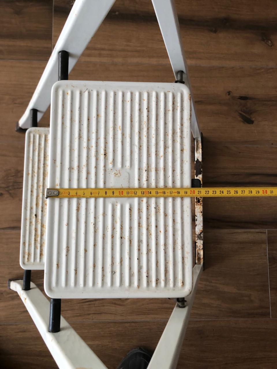 Wit trapje met 2 treden - handig voor in huis of in de tuin.