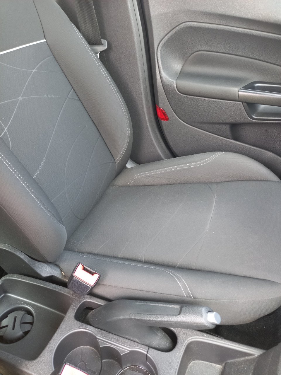Wegens verhuizing overcompleet geworden ford Fiesta autom. 58400 km