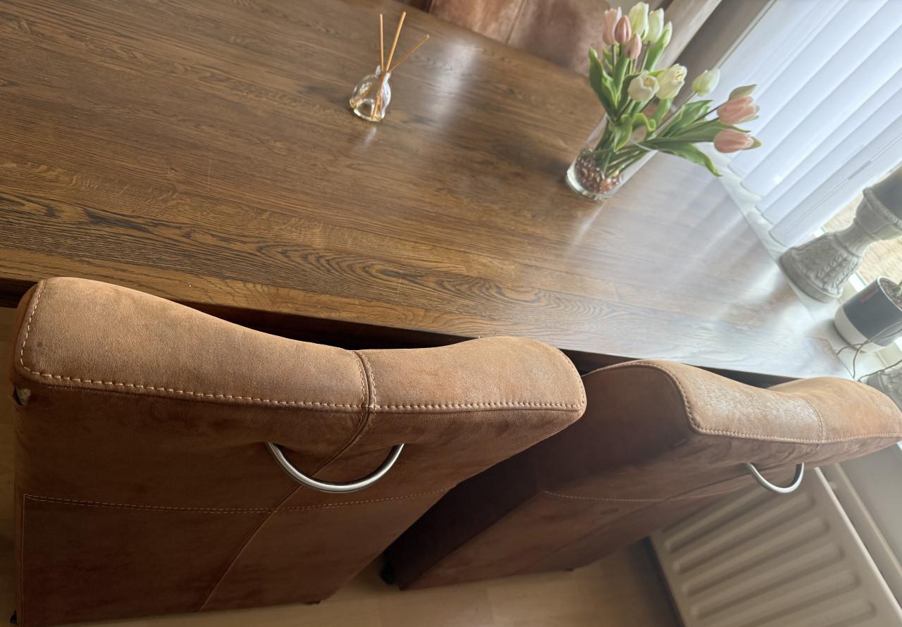 Eettafel (teak) en 4 bijbehorende heel goed zittende stoelen.