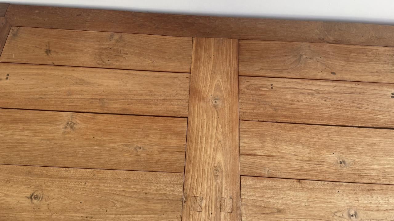 Massief, grote houten (eet)tafel