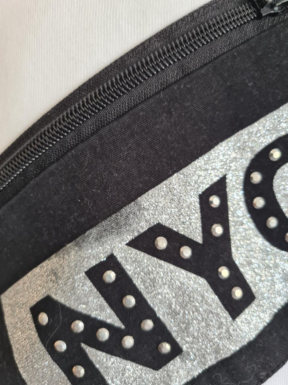 Witte hoodie met capuchon en afbeelding van tasje met glitters mt 134-140