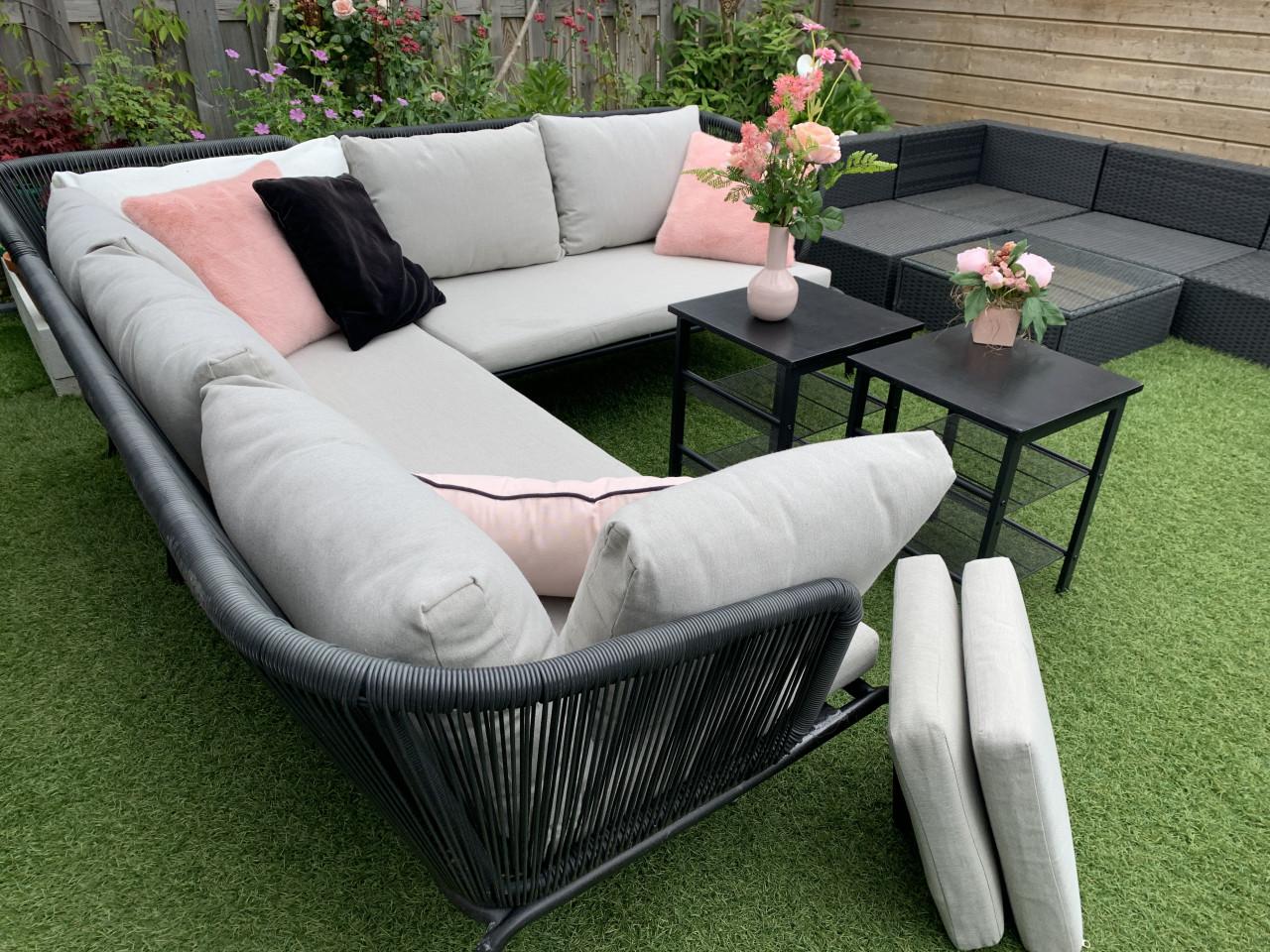 Aluminium loungeset zwart, met 2 tafels, en kussens.