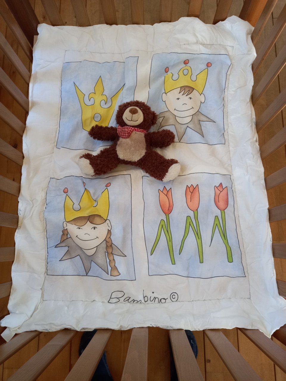 Box van merk Timo zonder lade met 2 boxkleden