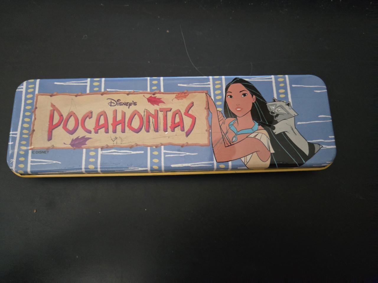 Vintage Disney Pocahontas pennenblik gemaakt van metaal Afm. 20x6.5x2cm