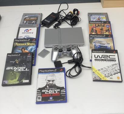 PlayStation 2 zilverkleurig met controller, memory card en spellen.