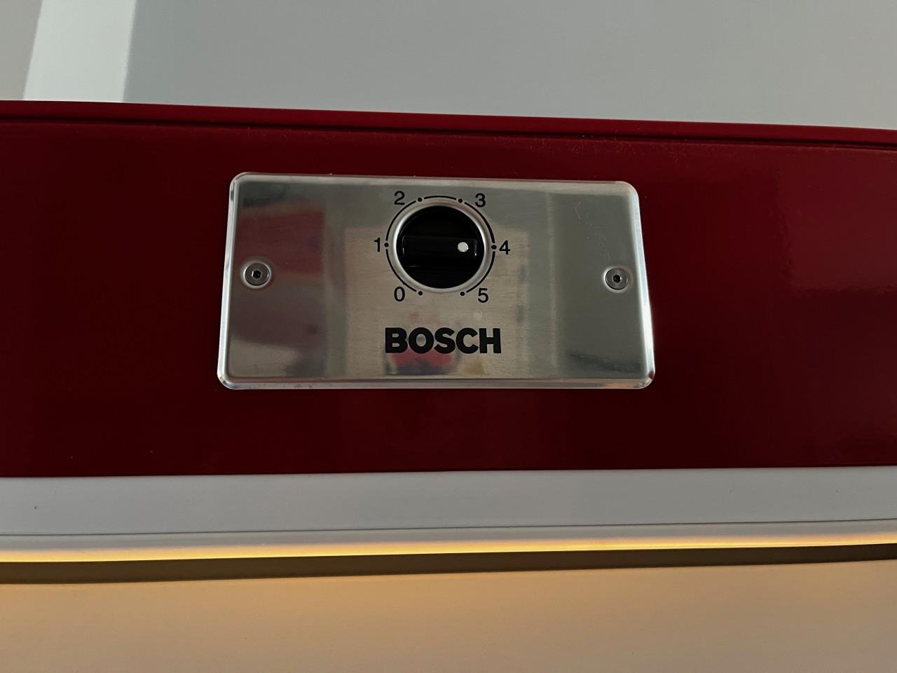 Rode Bosch retro koelkast met vriesvak