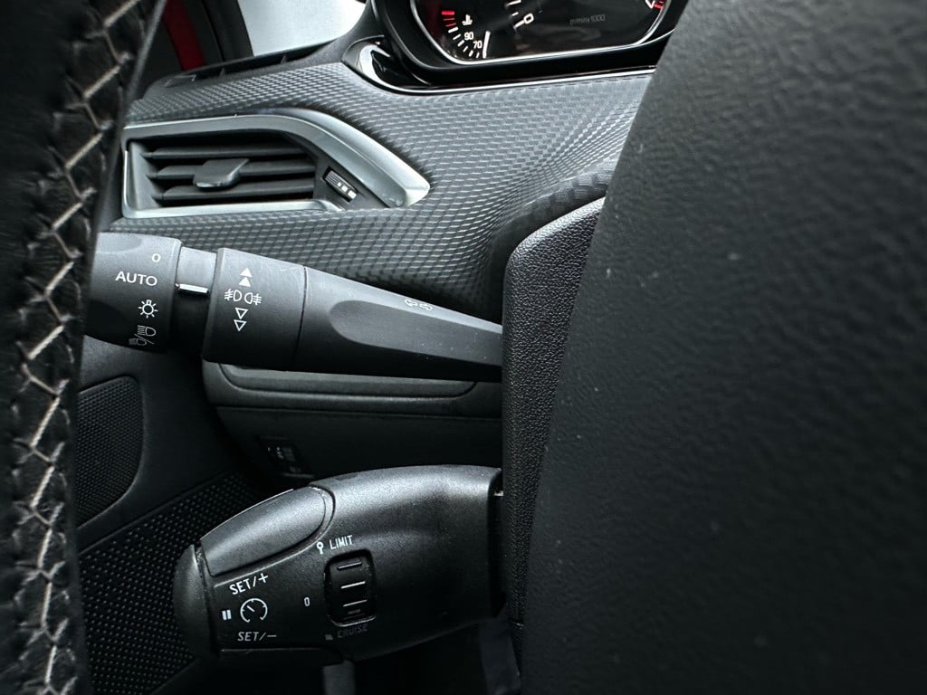 Peugeot 208 1.2t première // automaat //