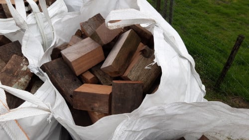 Azobe hard haardhout in big bags.