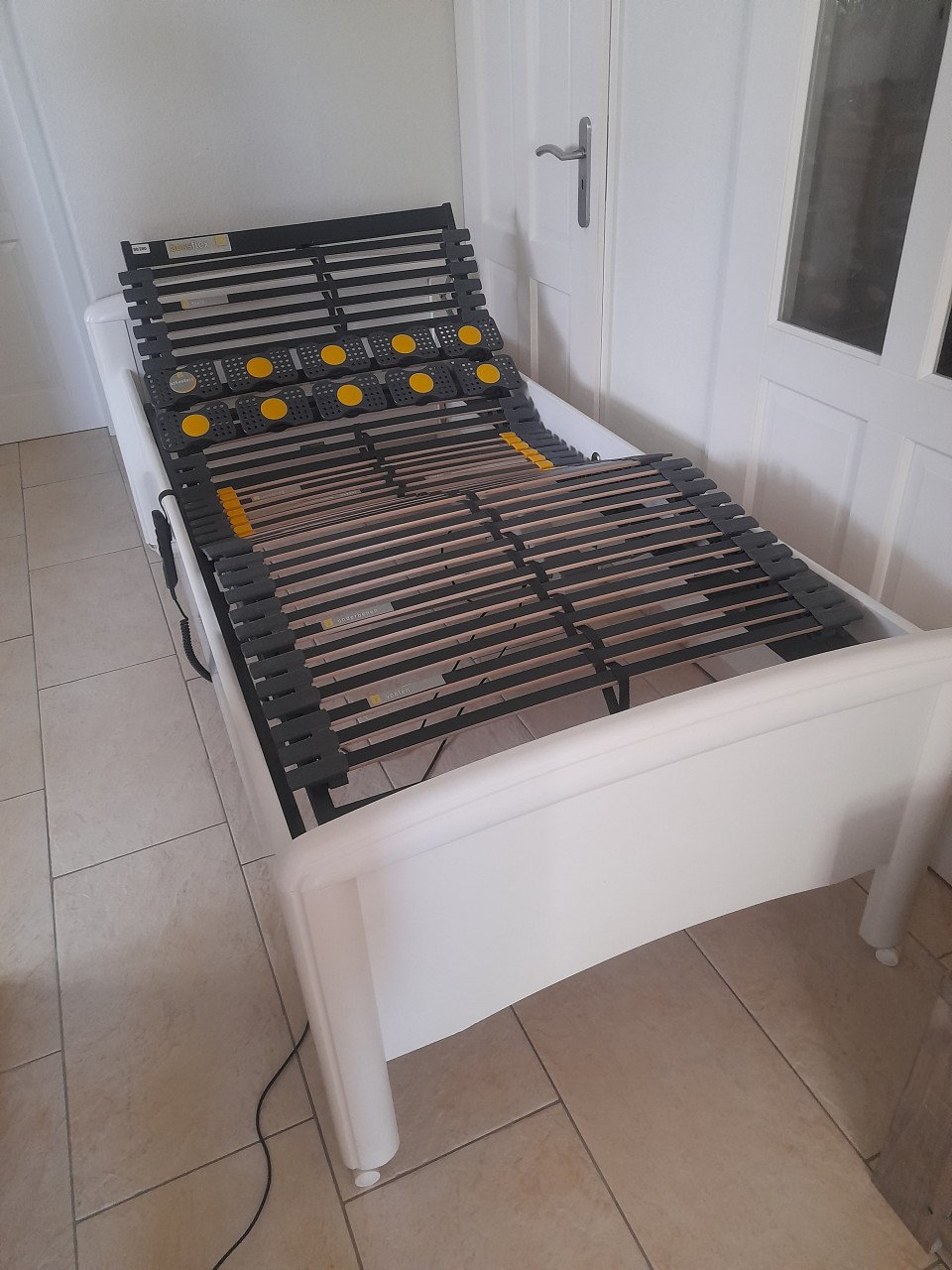 Elektrisch verstelbaar 1 persoons bed 90 X 200 (in goede nette staat )