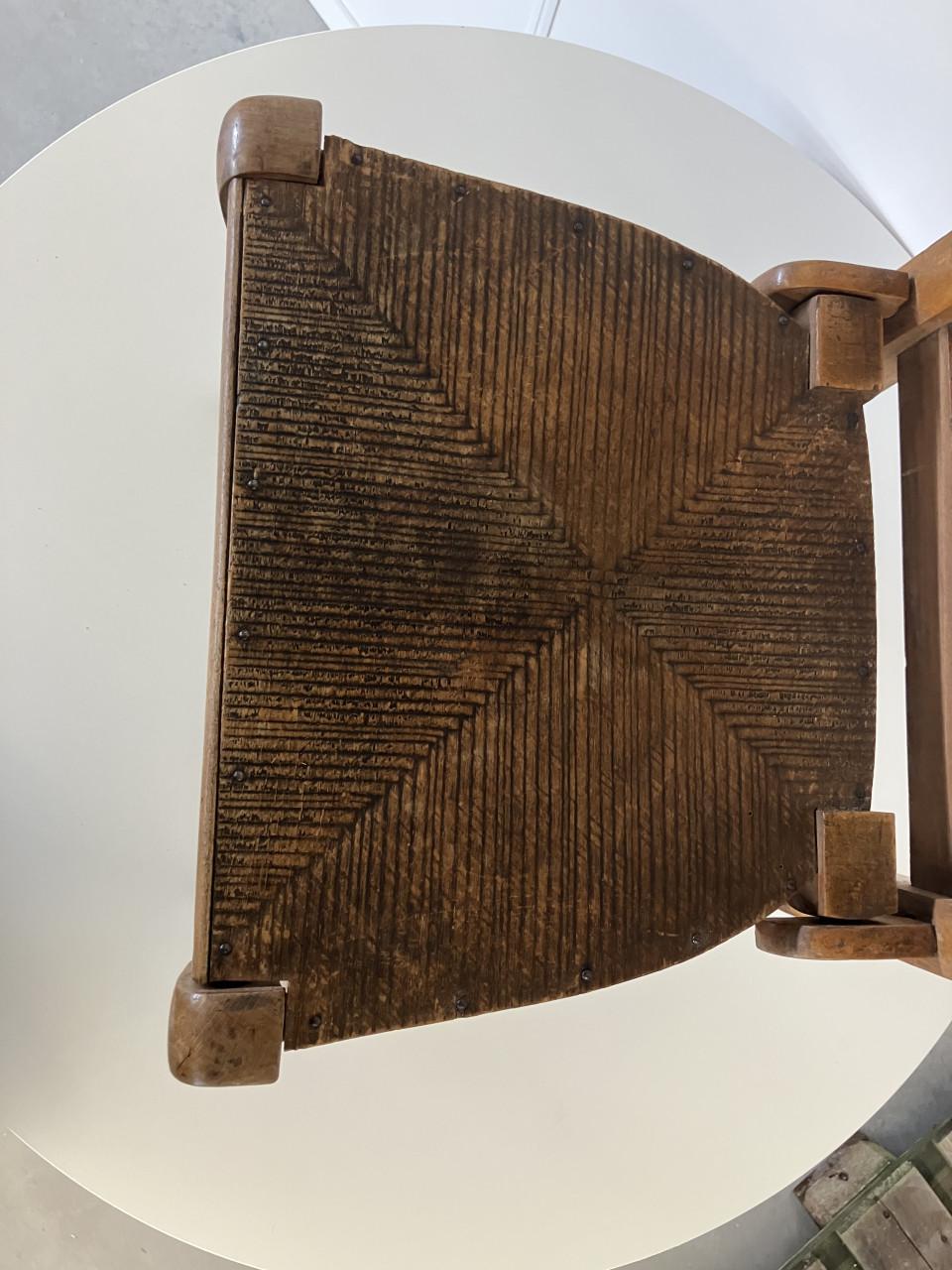 Oude, authentieke houten ladderback‑stoel