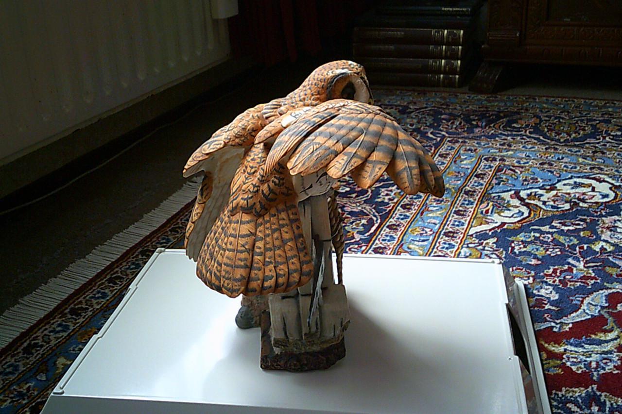 GROTE - porseleinen - UIL, zittend op oude deurpost ...
