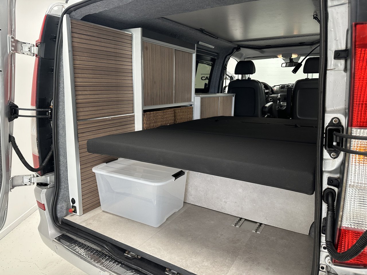 Merc. Benz camper/buscamper ( nw. Int.) 5 pers. 72500. Km