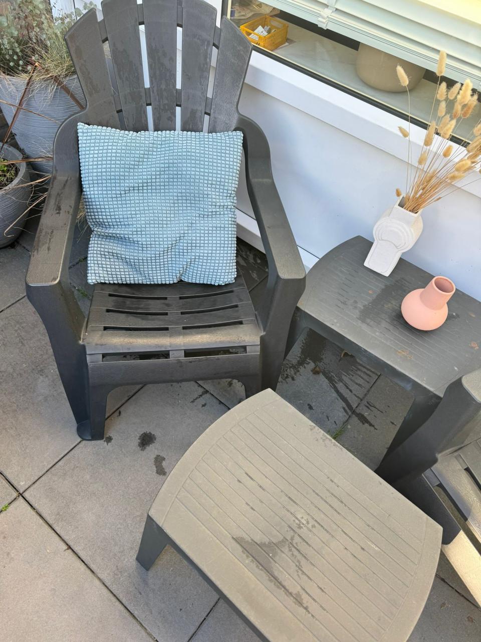 Tuinstoelen met tafeltjes