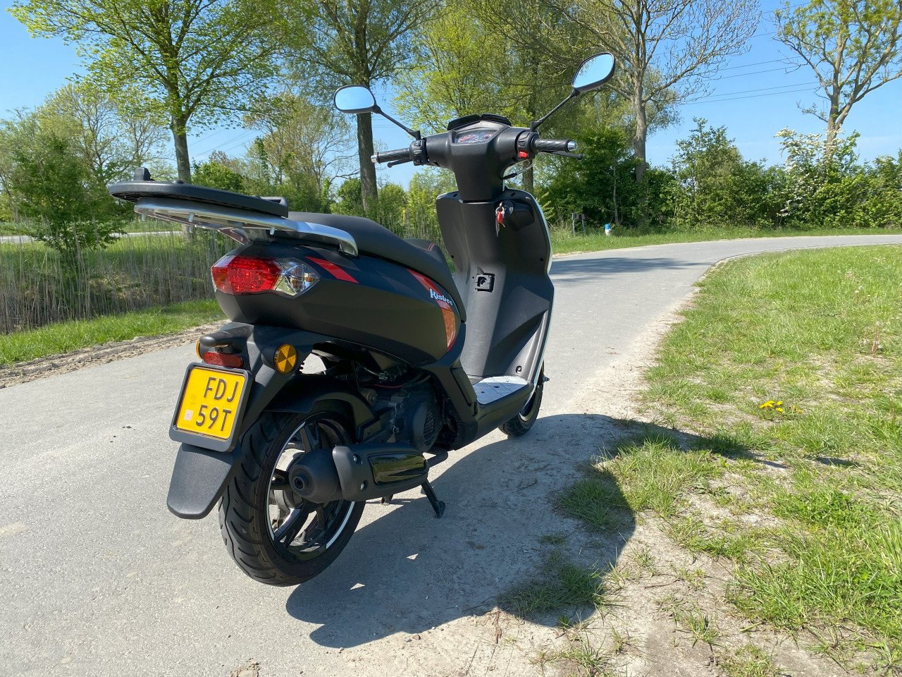 Peugeot Kisbee TCR Total-Racing uitv. 45KM Scooter (bj2020)