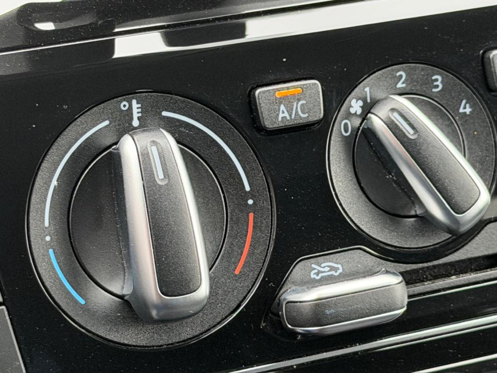 Volkswagen UP! 1.0 active 5-deurs | stoelverwarming | lichtmetalen velgen |