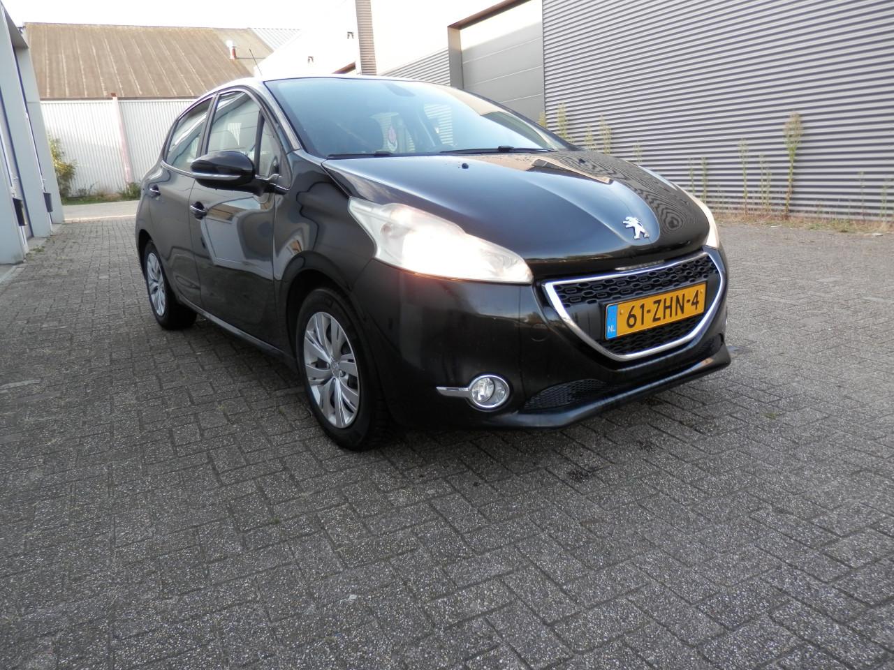 Auto Garant Biedt Aan: Peugeot 208 1.2 VTi Envy