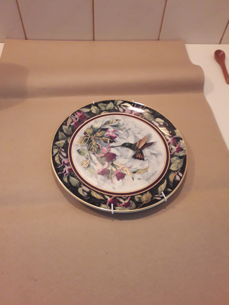 2 limited edition sierborden van Royal Doulton + 1 ongemerkt bord kolibrie