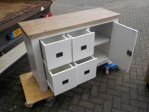 In vrijwel nieuw staat mooie kwaliteit klein dressoir / tv kast + 4 laden