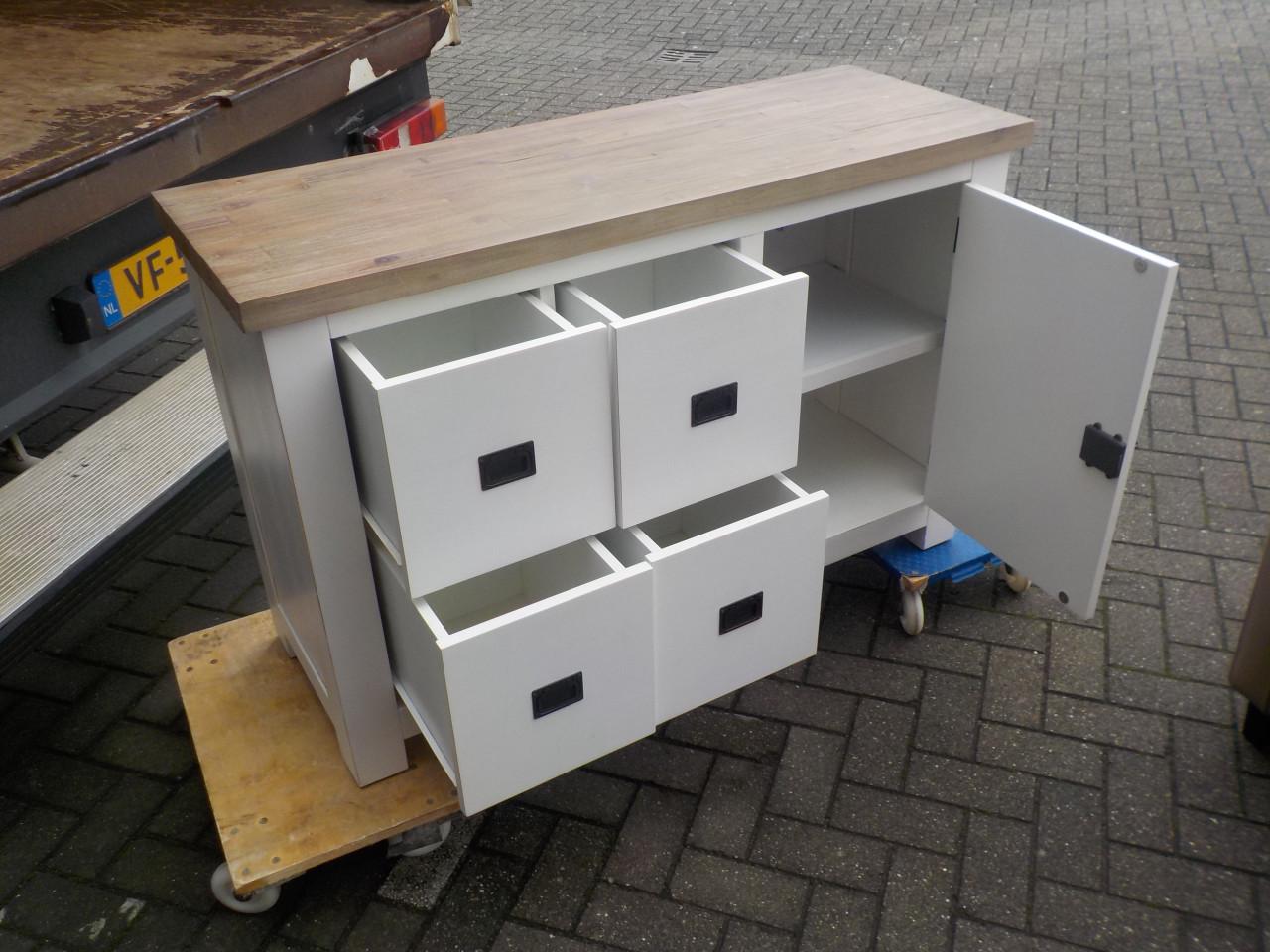 In vrijwel nieuw staat mooie kwaliteit klein dressoir / tv kast + 4 laden