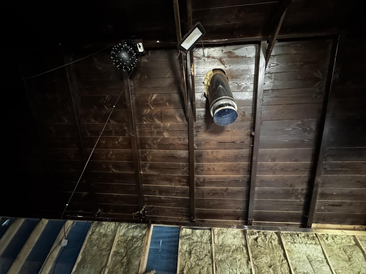 Gratis hout en isolatie (blokhut wordt gesloopt).