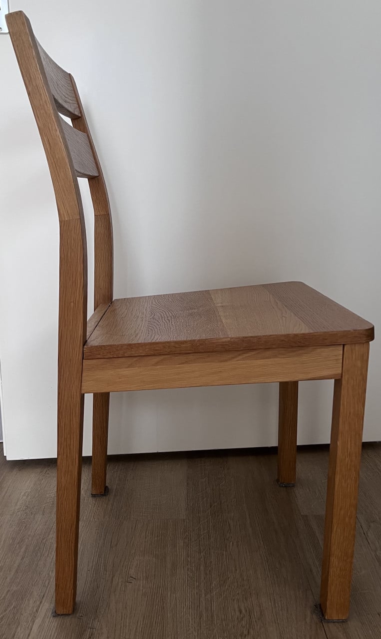 Twee houten stoelen