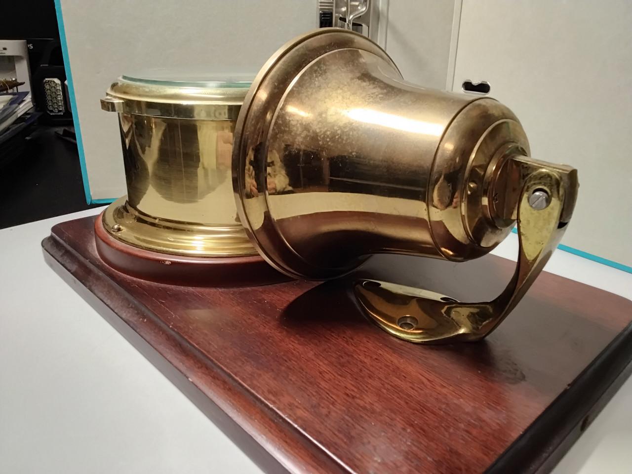 Antieke scheepsklok met bel