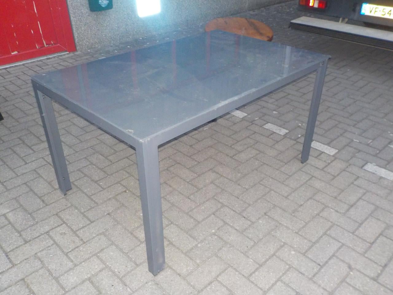 Tuin tafel aliminium en gehard glas 140 x 92 cm hoog 74 cm in goede staat