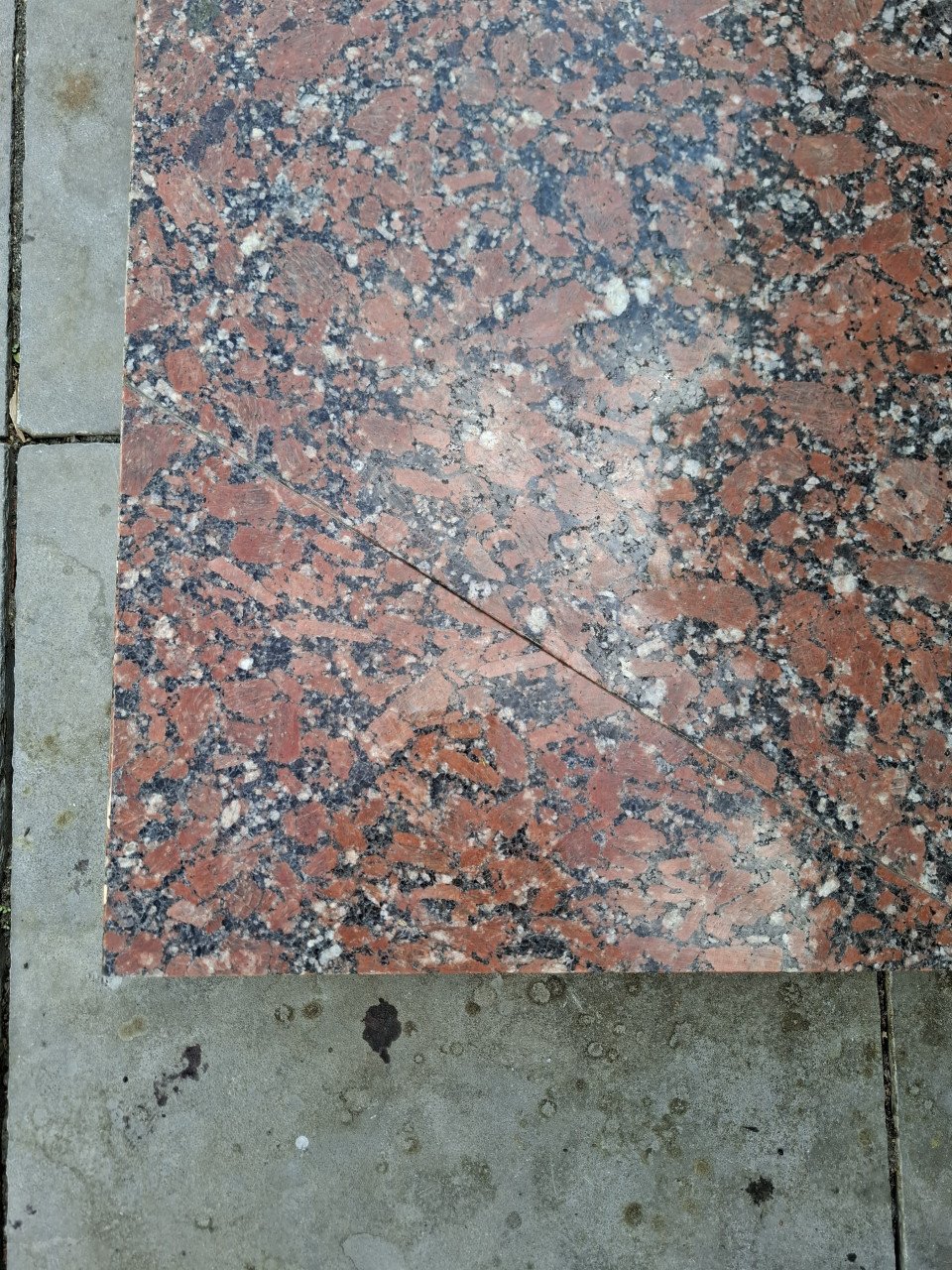 Te koop: rood granieten blad. Afm. 1850mm x 700mm x 24mm