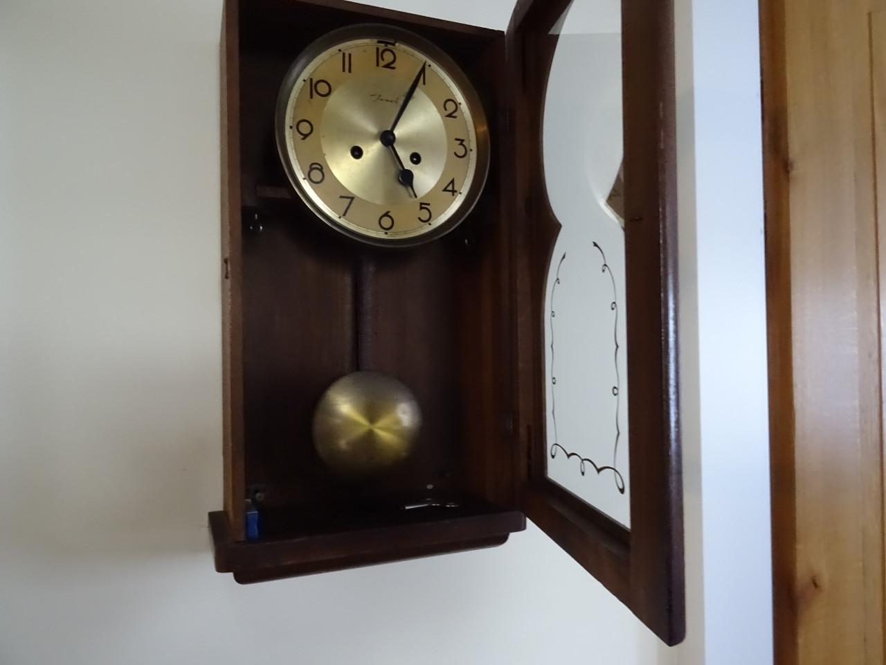 Te koop nog mooie eiken houten klok met sleutel