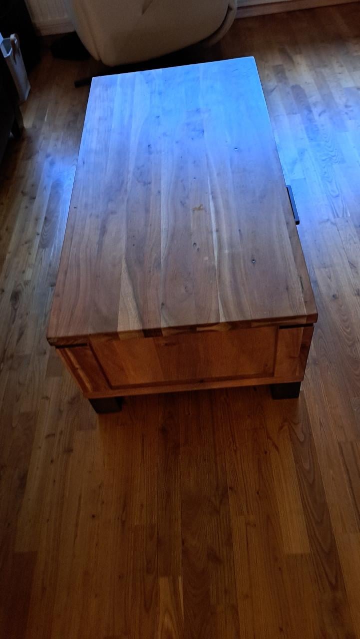 Mooie houten salontafel( maten 120 cm lengte, 60 cm breed en 41 cm hoog)