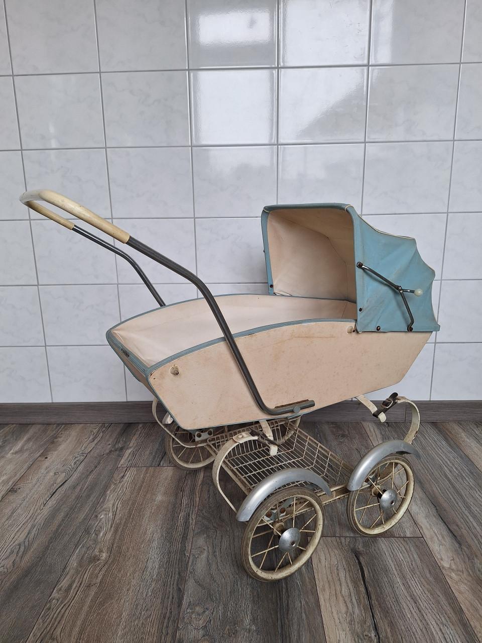 Vintage poppenwagen