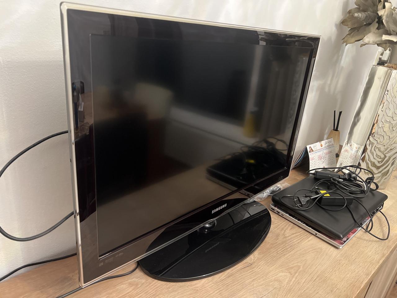 Samsung UE32C4000  LED TV 32 inch HD bijna niet gebruikt