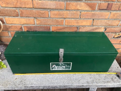Groene houten kist.