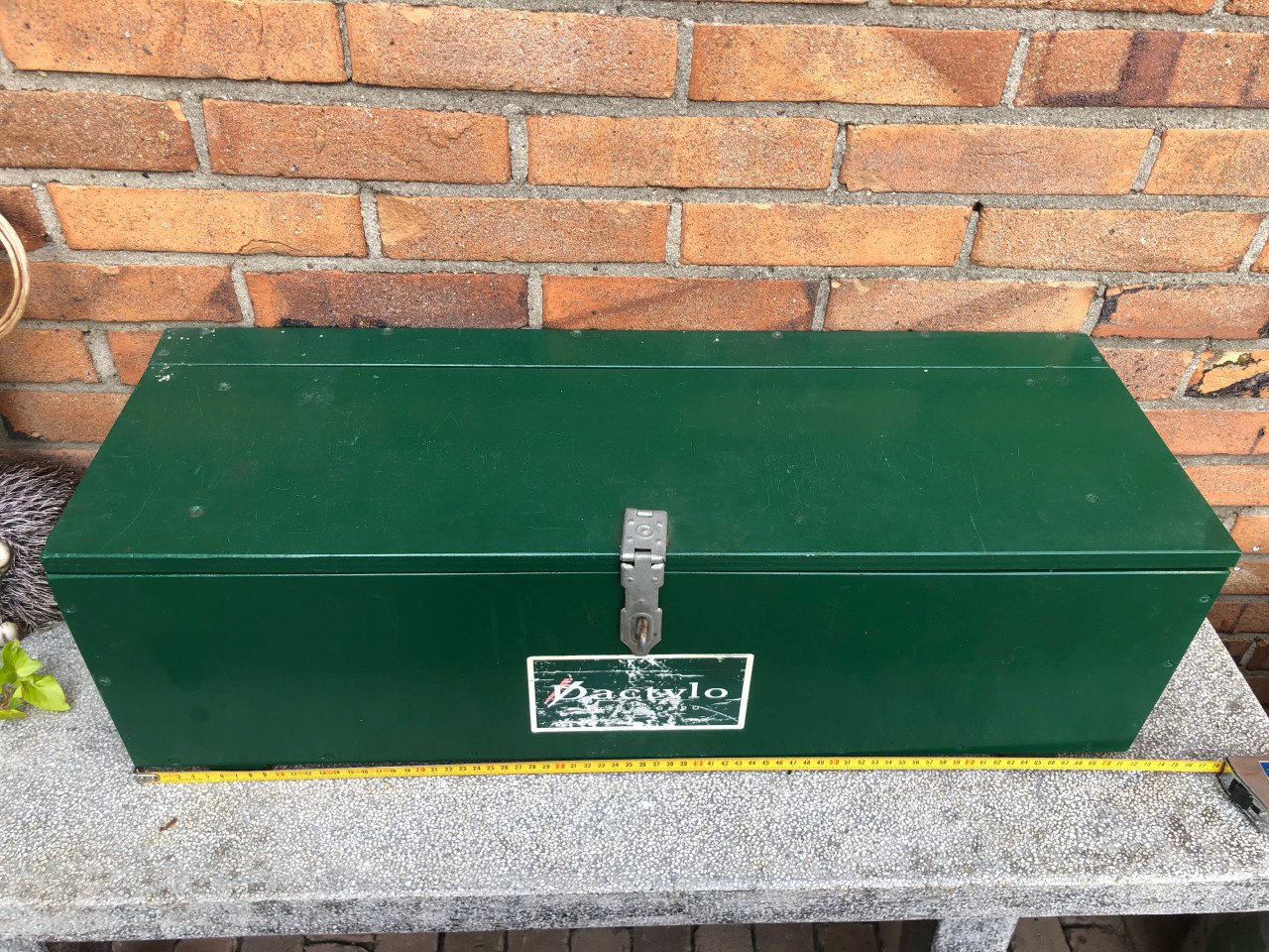 Groene houten kist.