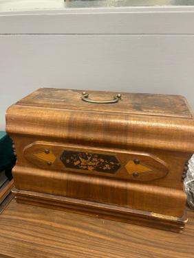 Oude naaimachine met werk