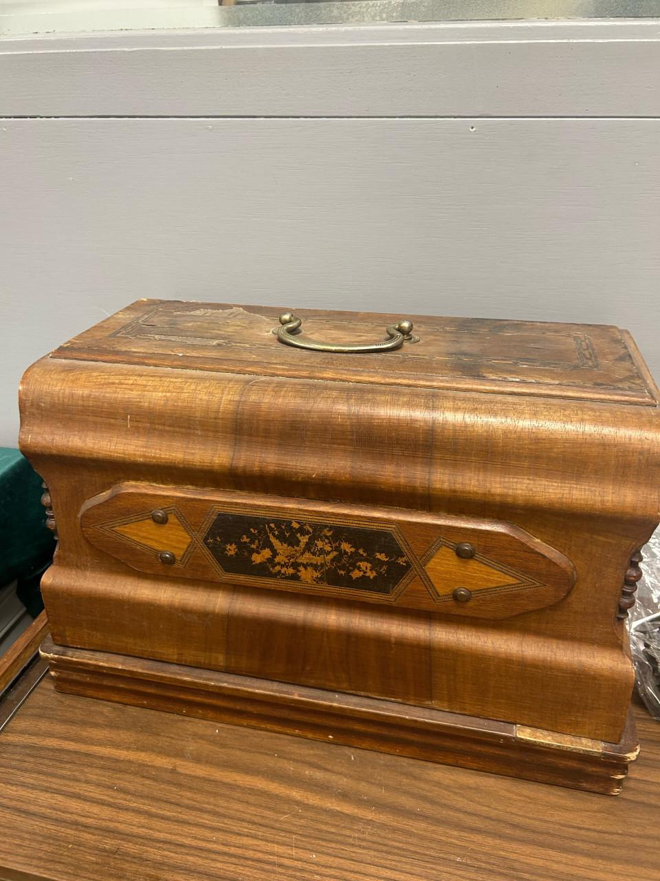 Oude naaimachine met werk