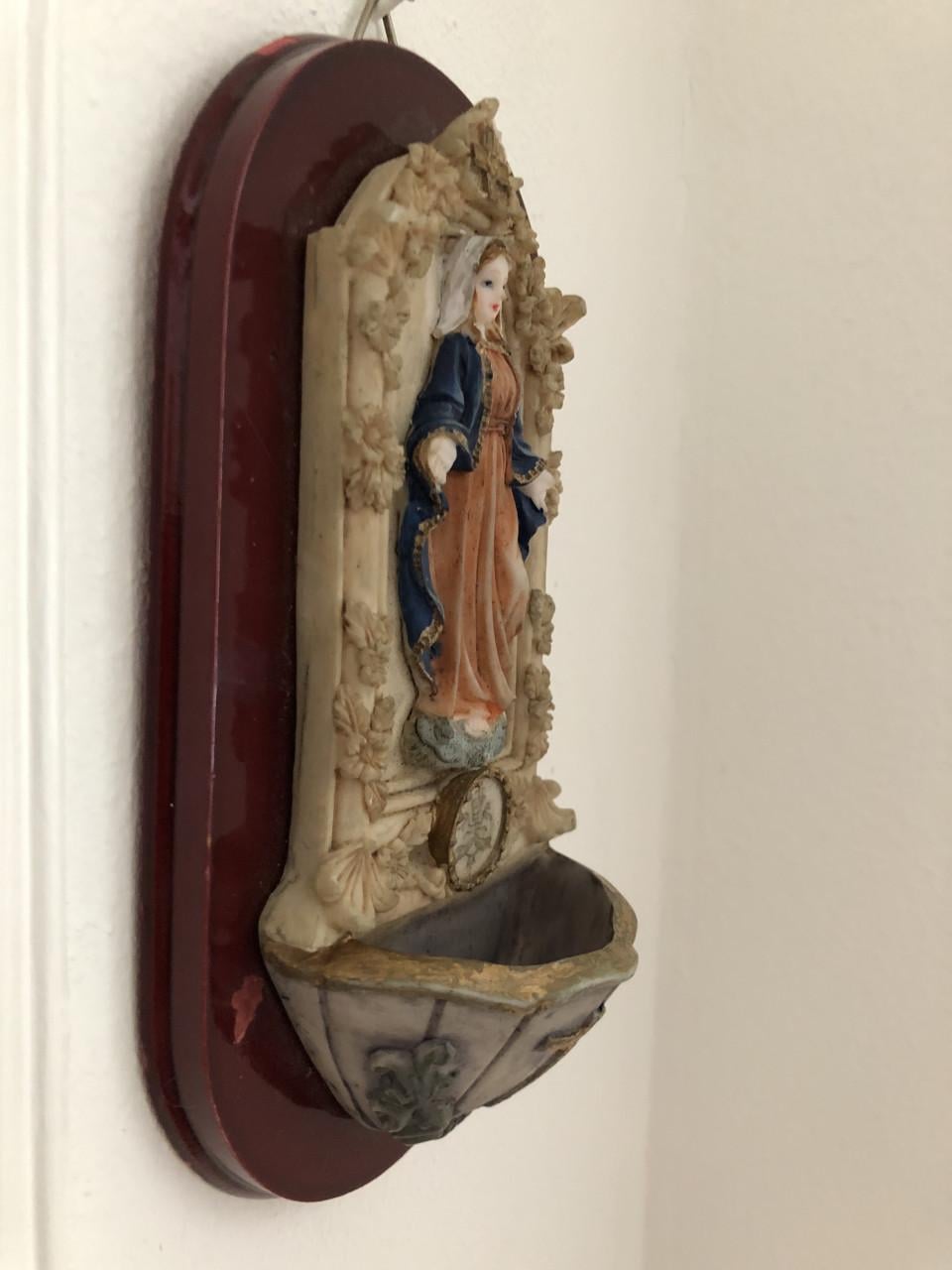 Zeer mooi gedetailleerd brocante heilig wijwaterbakje met Maria